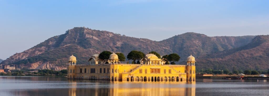 En bild på ett flytande palats i Jaipur