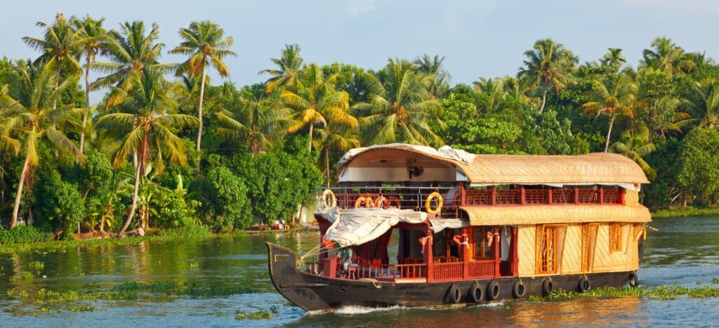 En bild på en husbåt i Keralas backwaters