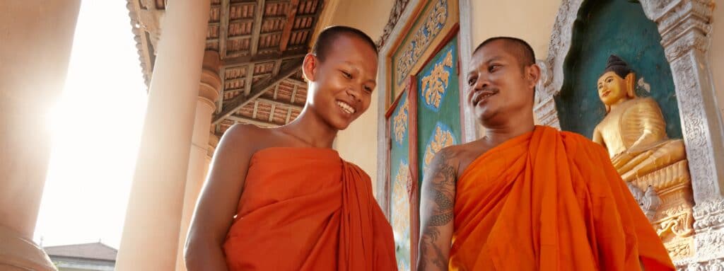 En bild på två munkar