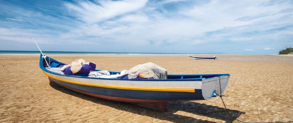 En bild på en båt på en sandstrand