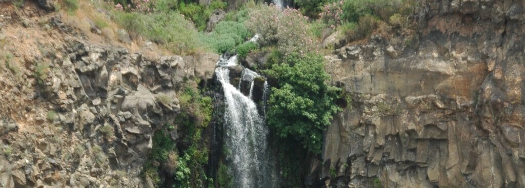 En bild på ett vattenfall i Golanhöjderna