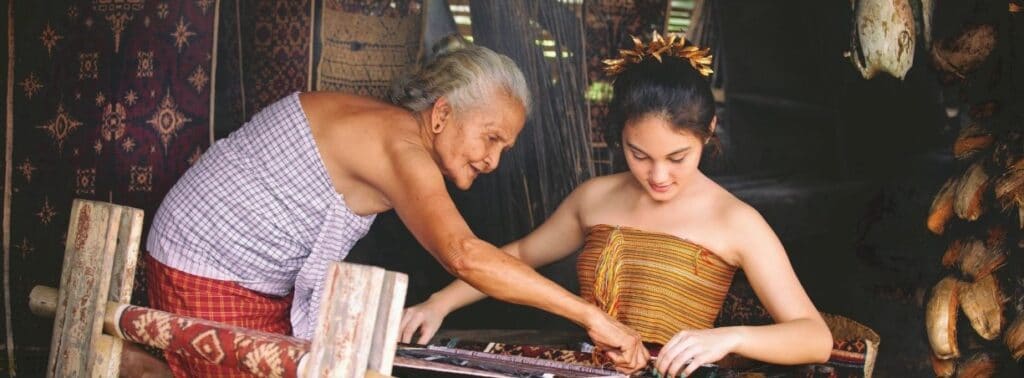 En bild på en äldre och en yngre kvinna i Indonesien