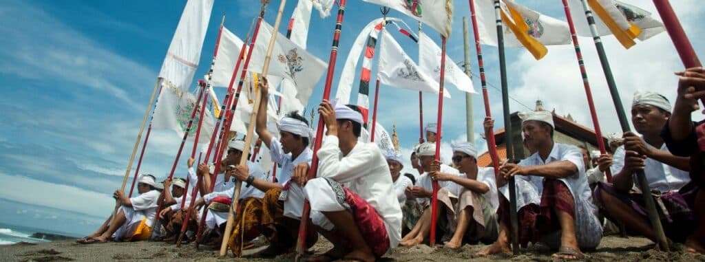 En bild på män med flaggor i Indonesien